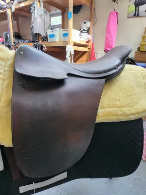 17.5" Barnsby  med  close contact half panel saddle